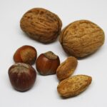 Noci su un tavolo, simbolo della salute cardiaca e dei benefici nutrizionali.