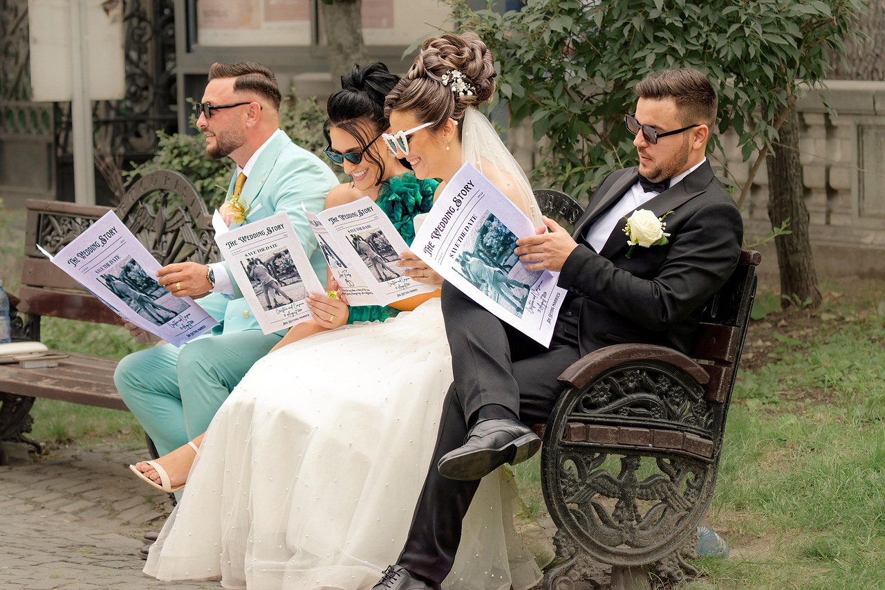 Concorrenti e pacchisti durante il gioco di Affari Tuoi, mostrando emozione e strategia.