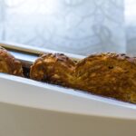 Fette biscottate su un tavolo, simbolo di consumo quotidiano e salute cardiovascolare.