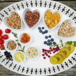 Alimenti salutari per ridurre il colesterolo LDL: frutta, verdura e cereali integrali.
