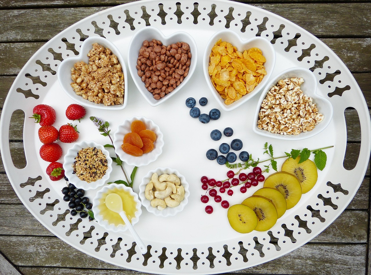 Alimenti salutari per ridurre il colesterolo LDL: frutta, verdura e cereali integrali.