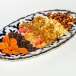 Una ciotola di frutta secca mista su un tavolo, simbolo di uno spuntino salutare prima di dormire.