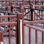 Guida passo passo per costruire un parapetto resistente e sicuro, con materiali e strumenti necessari.