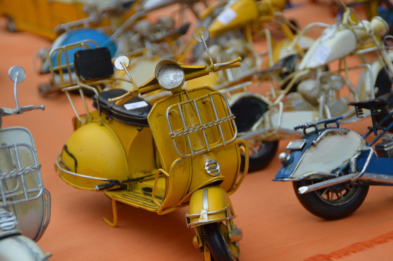 Vespa d'epoca restaurata, simbolo di design e cultura italiana, in un contesto di valore collezionistico.