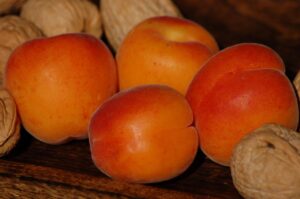 Albicocche fresche su un tavolo, simbolo di salute e benessere per il colesterolo.